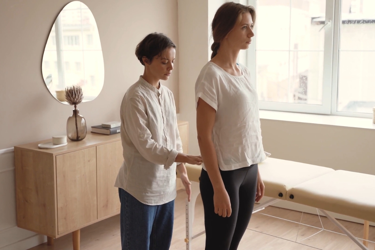 devojka na rehabilitaciji nakon povrede kuka
