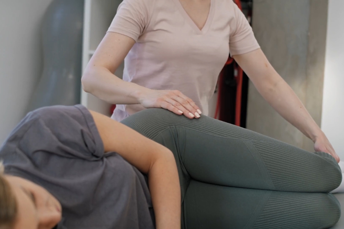 devojka kod fizioterapeuta na vežbama